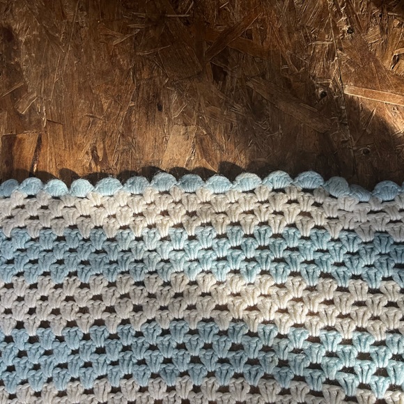 Vintage crocheted blanket with beautiful scalloped edges - Picture 2 of 2